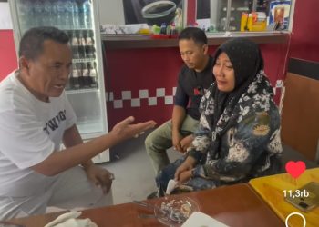 Pengacara Hotman Paris Hutapea saat bertemu dengan orang tua santri ponpes di Tebo yang meninggal dunia diduga akibat dianiaya (Instagram @hotmanparisofficial)