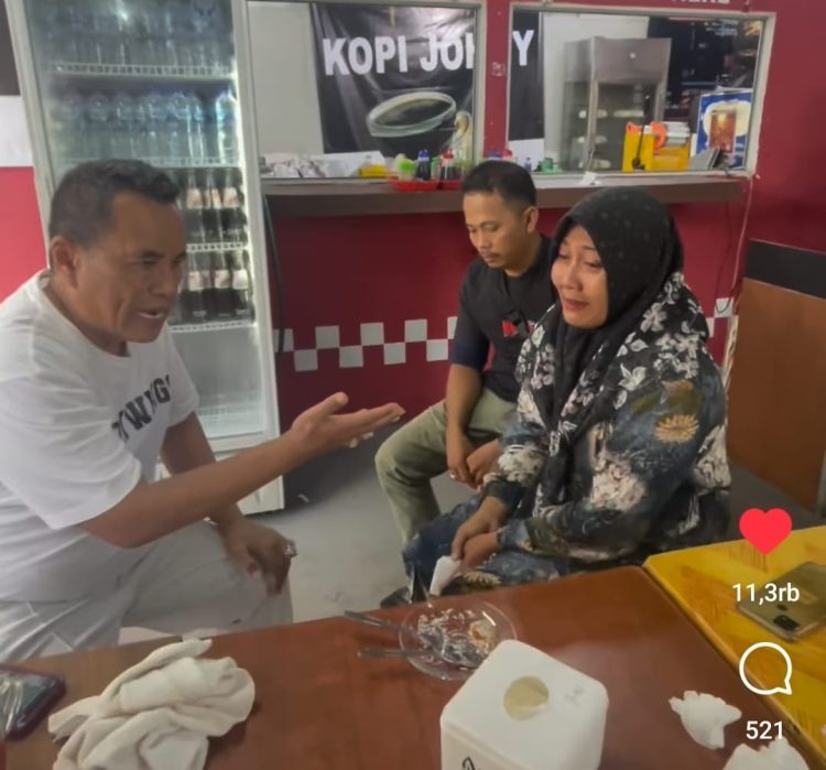 Pengacara Hotman Paris Hutapea saat bertemu dengan orang tua santri ponpes di Tebo yang meninggal dunia diduga akibat dianiaya (Instagram @hotmanparisofficial)