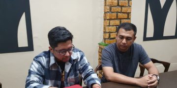 kuasa hukum keluarga AH saat memberikan keterangan resmi prihal tewasnya AH