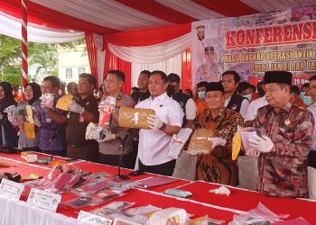 Direktur reserse narkoba Polda Jambi AKBP Ernesto Saiser menunjukan barang bukti narkotika yang berhasil diamankan selama operasi antik siginja