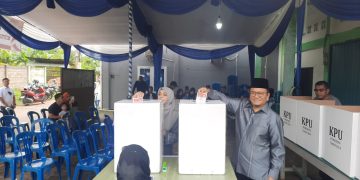 Colan Walikota Jambi Maulana bersama isteri memasukan surat suara ke dalam kotak suara di TPS 01 Kebun Handil (Ist)