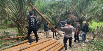 Pihak Kepolisian dan Denpom sedang mengamankan pipa pipa besi untuk menyedot minyak bumi