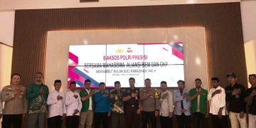 Kapolres Morowali Utara AKBP Reza Khomeini bersama OKP saat membagikan Baksos Presisi Polri