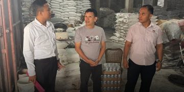Personel Subdut Indaksi Ditreskrimsus Polda Jambi mengecek kesedian stok gula pasir di distributor