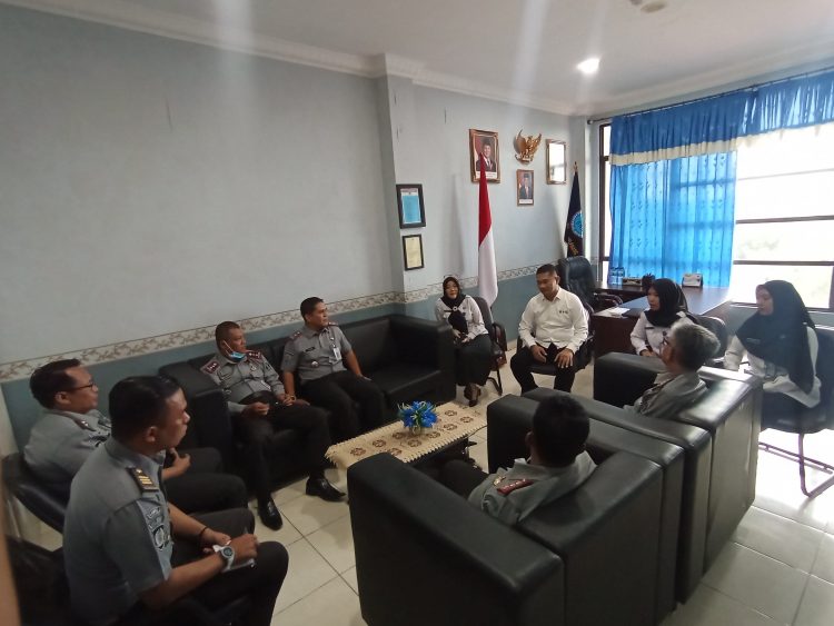 Kepala BNNK Tanjungpinang Kombes Pol Abdul Hafidz menerima kunjungan kerja Kepala lapas narkotika klas IIA, lapas Umum Klas IIA, rumah tahanan klas I dan balai pemasyarakatan klas IIA Tanjungpinang di ruangan kerjanya