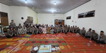 Foto bersama personel Ditbinmas Polda Jambi dengan anak panti asuhan usai buka bersama