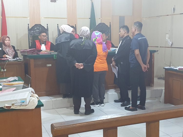 Helen ditunjukan BAP dari penyidik Bareskrim Polri (Rudy Saputra)
