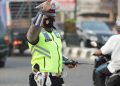Potret Bripka Roy Muhammad Iskandar, SH saat mengatur arus lalulintas di Kota Jambi