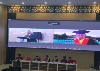 Kombes Pol Dr. Muhammad Edi Faryadi, S.I.K, M.H saat menjawab pertanyaan Prof. Dr. Adi Sulistiyono, S.H., М.Н. Selaku Penguji Eksternal Bidang Konsentrasi
