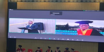 Kombes Pol Dr. Muhammad Edi Faryadi, S.I.K, M.H saat menjawab pertanyaan Prof. Dr. Adi Sulistiyono, S.H., М.Н. Selaku Penguji Eksternal Bidang Konsentrasi
