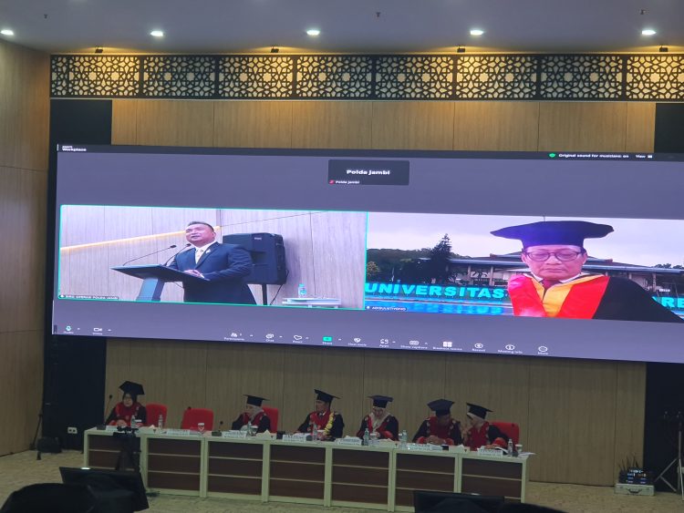Kombes Pol Dr. Muhammad Edi Faryadi, S.I.K, M.H saat menjawab pertanyaan Prof. Dr. Adi Sulistiyono, S.H., М.Н. Selaku Penguji Eksternal Bidang Konsentrasi