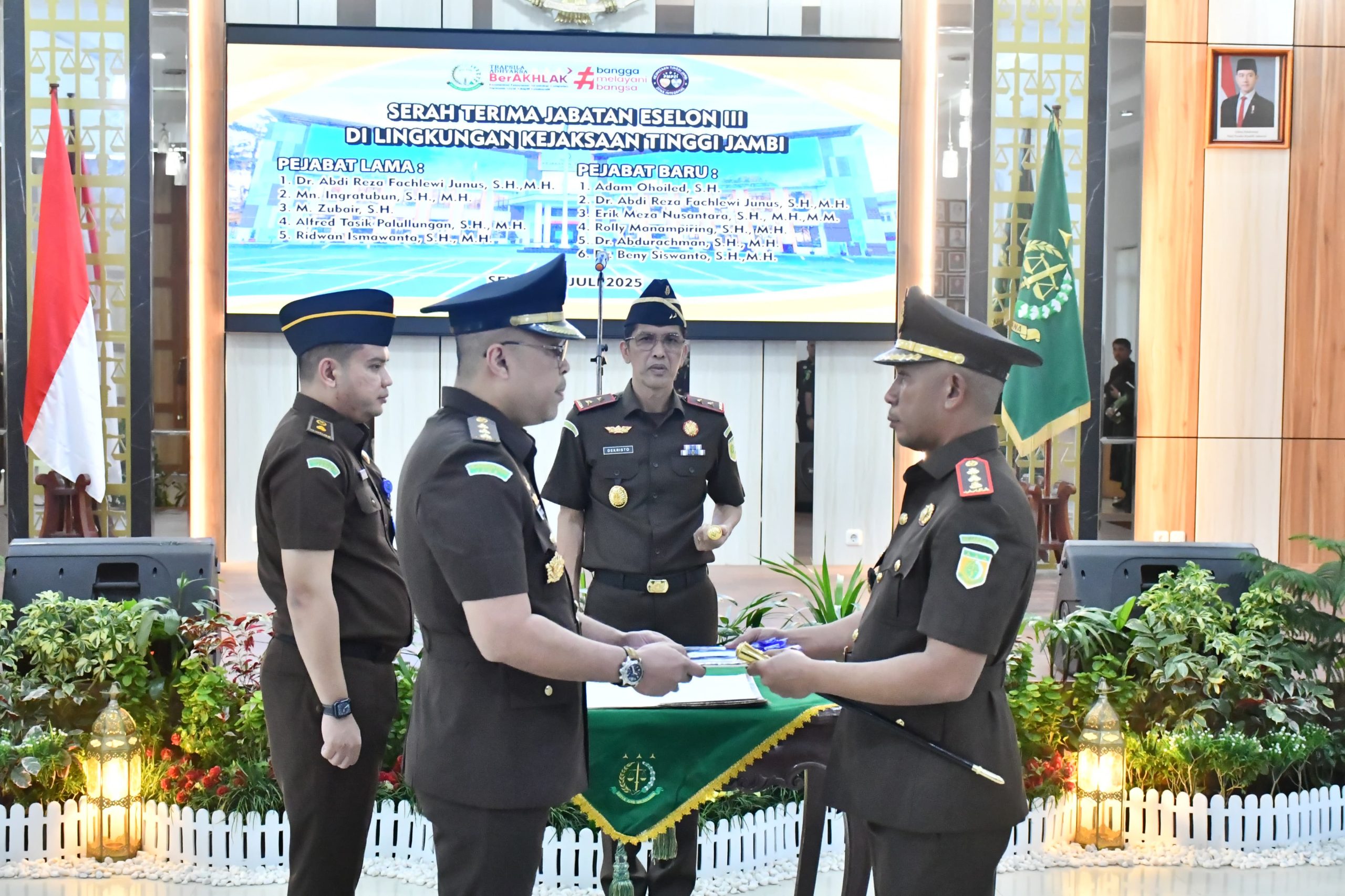 Muhammad Noor Ingratubun (kanan) secara resmi menyerahkan jabatan Kepala Kejaksaan Negeri (Kajari) Jambi kepada Reza Fachlewi Junus