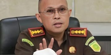 Muhammad Noor Ingratubun saat memimpin rapat terakhir bersama Kepala seksi di Kejari Jambi