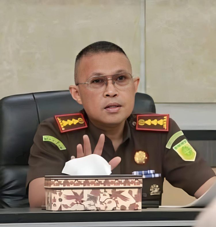Muhammad Noor Ingratubun saat memimpin rapat terakhir bersama Kepala seksi di Kejari Jambi