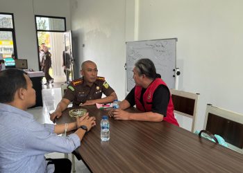 Kajari Jambi Abdi Reza Fachlewi Junus (tengah) saat introgasi Sanggam