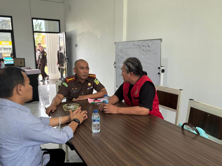 Kajari Jambi Abdi Reza Fachlewi Junus (tengah) saat introgasi Sanggam