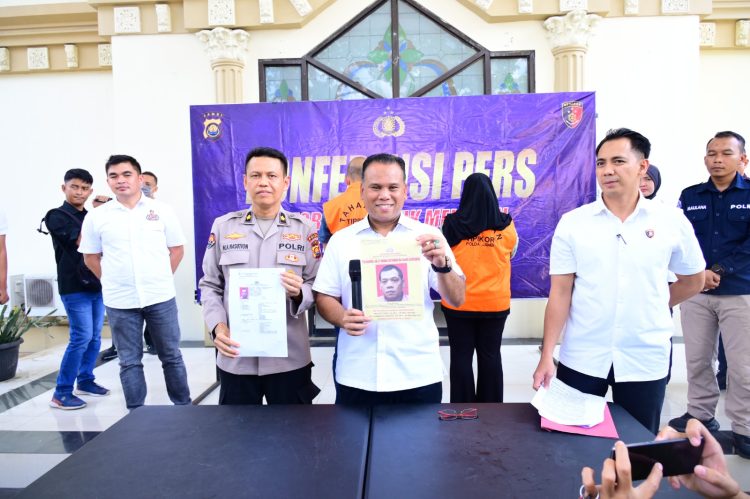 Direktur Reskrimsus Polda Jambi, Kombes Pol Taufik Nurmandia, saat konferensi pers Kamis (7/8/25)