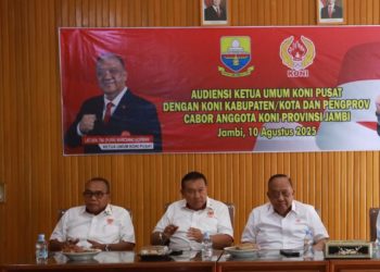 Ketua Umum KONI Pusat, Letjen TNI (Purn) Marciano Norman (Kanan) saat pertemuan KONI kabupaten/kota dan pengurus provinsi cabang olahraga