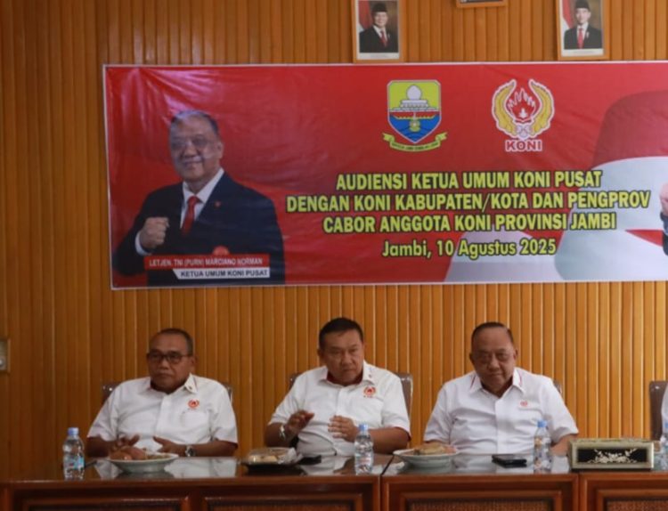 Ketua Umum KONI Pusat, Letjen TNI (Purn) Marciano Norman (Kanan) saat pertemuan KONI kabupaten/kota dan pengurus provinsi cabang olahraga