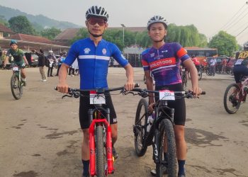 Fajar Ramadhan (Kanan) berhasil meraih Juara 1 kategori MTB Men Youth setelah mengalahkan 20 pembalap