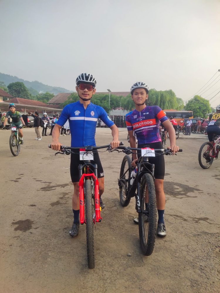 Fajar Ramadhan (Kanan) berhasil meraih Juara 1 kategori MTB Men Youth setelah mengalahkan 20 pembalap
