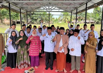 Kepala Kemenag Muaro Jambi, H. Buhri Y foto bersama dengan penyuluh agama, tokoh agama