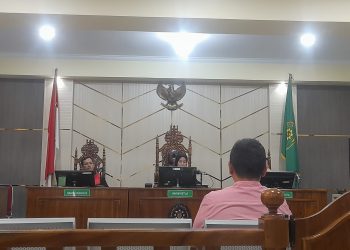 Terdakwa duduk di kursi pesakitan pengadilan tipikor Jambi saat JPU bacakan surat dakwaan