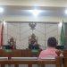 Terdakwa duduk di kursi pesakitan pengadilan tipikor Jambi saat JPU bacakan surat dakwaan
