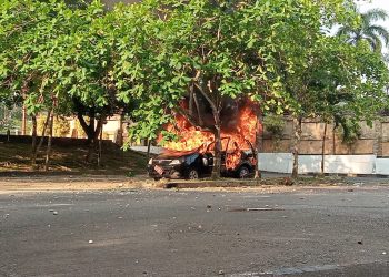 Pendemo bakar mobil dinas yang terparkit di halaman DPRD Provinsi Jambi