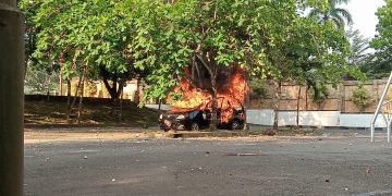 Pendemo bakar mobil dinas yang terparkit di halaman DPRD Provinsi Jambi