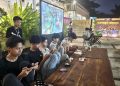 Dua tim sedang memainkan pertandingan dalam MLBB Senyala Tournament