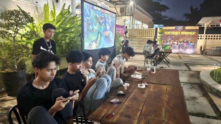 Dua tim sedang memainkan pertandingan dalam MLBB Senyala Tournament