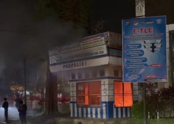 Massa aksi aliansi Jambi melawan bakar pos lalu lintas