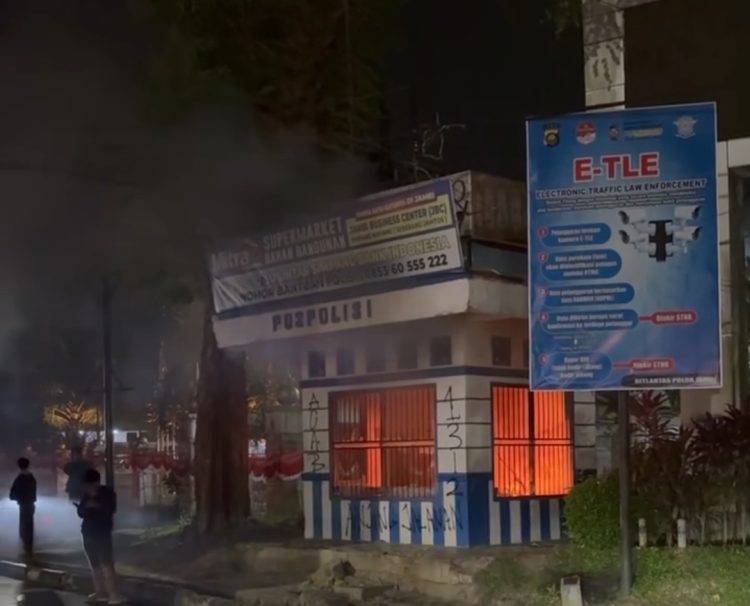 Massa aksi aliansi Jambi melawan bakar pos lalu lintas