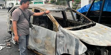Satu unit mobil wartawan hangus terbakar saat aksi anarkis aksi unjuk rasa Aliansi Jambi Melawan