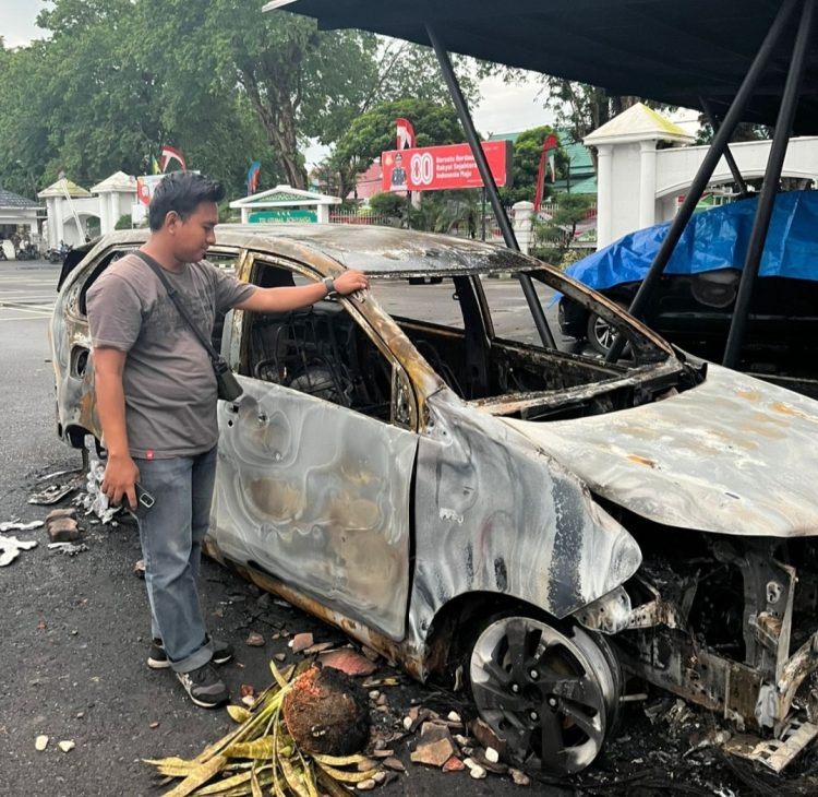 Satu unit mobil wartawan hangus terbakar saat aksi anarkis aksi unjuk rasa Aliansi Jambi Melawan