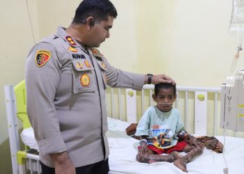 Kapolres SBT AKBP Alhajat saat melihat keadaan KS di Rumah sakit