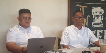 Kepala Kanwil II KPPU Wahyu Bekti Anggoro (Kanan) saat memberikan keterangan terkait tender stadion Swarnabumi