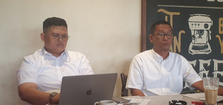 Kepala Kanwil II KPPU Wahyu Bekti Anggoro (Kanan) saat memberikan keterangan terkait tender stadion Swarnabumi