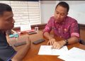 Kasi Standarisasi dan Infrastruktur Olahraga Dispora Provinsi Jambi, Arie Dwi Debrata, menunjukan butir penjanjian penyewaan Gor Jambi