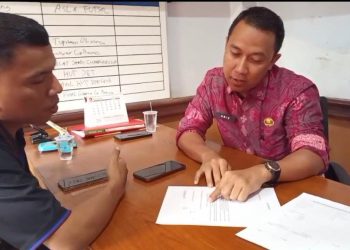 Kasi Standarisasi dan Infrastruktur Olahraga Dispora Provinsi Jambi, Arie Dwi Debrata, menunjukan butir penjanjian penyewaan Gor Jambi