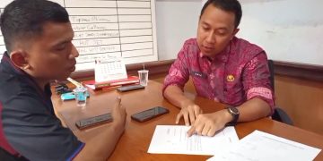 Kasi Standarisasi dan Infrastruktur Olahraga Dispora Provinsi Jambi, Arie Dwi Debrata, menunjukan butir penjanjian penyewaan Gor Jambi