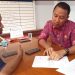 Kasi Standarisasi dan Infrastruktur Olahraga Dispora Provinsi Jambi, Arie Dwi Debrata, menunjukan butir penjanjian penyewaan Gor Jambi