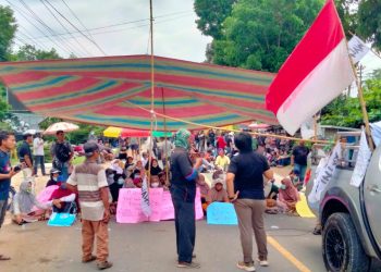 Masa Blokir Jalan Lintas Timur yang jadi urat nadi transportasi yang menghubungkan Jambi dengan provinsi lain di Sumatera