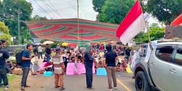 Masa Blokir Jalan Lintas Timur yang jadi urat nadi transportasi yang menghubungkan Jambi dengan provinsi lain di Sumatera
