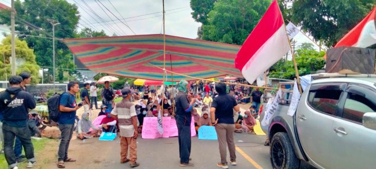 Masa Blokir Jalan Lintas Timur yang jadi urat nadi transportasi yang menghubungkan Jambi dengan provinsi lain di Sumatera