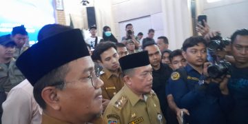 Gubernur Jambi Al Haris, Wali Kota Jambi Maulana saat membikan keterangan resmi terkait pembangunan stockpile dan underpass jalan batu bara PT SAS