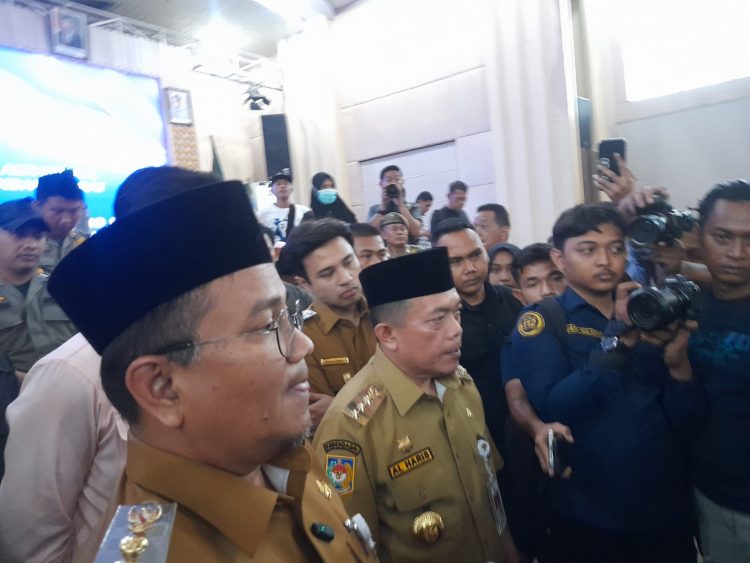 Gubernur Jambi Al Haris, Wali Kota Jambi Maulana saat membikan keterangan resmi terkait pembangunan stockpile dan underpass jalan batu bara PT SAS