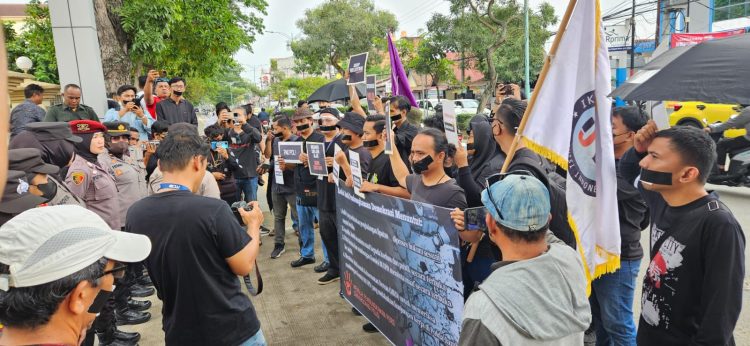 Aksi tutup mulut penghalangan kerja jurnalistik