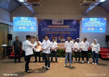 Ketua SMSI Provinsi Jambi Mukhtadi Putranusa memberikan SK Pengukuhan Forum Pemimpin Redaksi SMSI Jambi